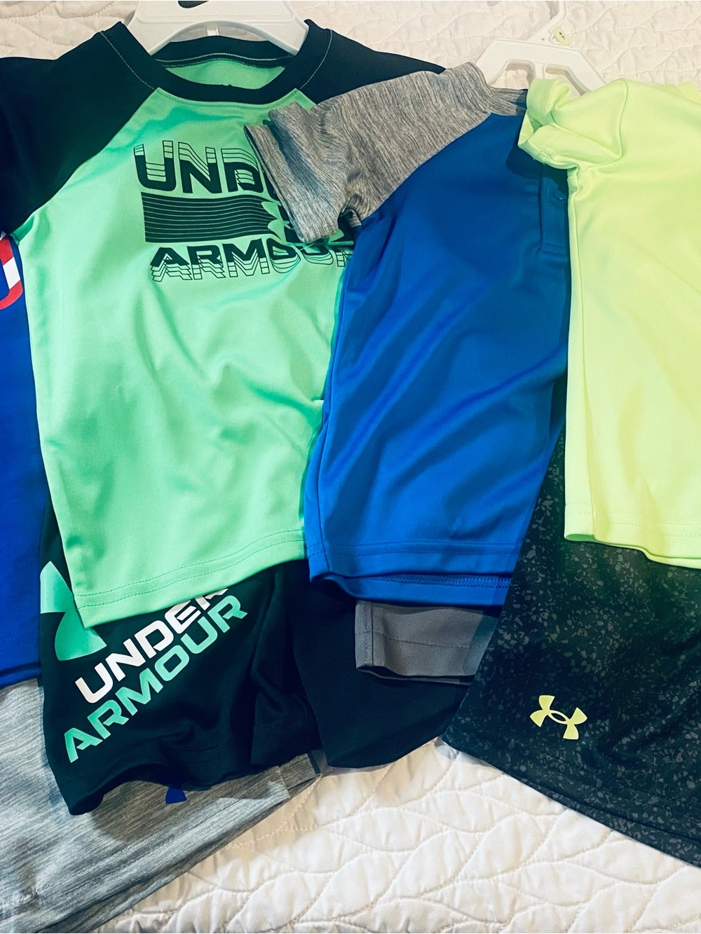 Under Armour Kids Matching Set - Neon Green, Blue, Black, Gray size 4/4T